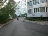 Новости » Общество: Во дворах МКД района Промбазы Керчи уложили новый асфальт