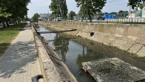 В Керчи продолжается очистка речки Мелек-Чесме