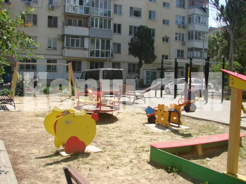 В Керчи продолжается установка новых детских площадок