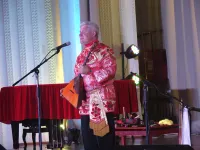 Новости » Культура: Человек-оркестр Алексей Баранюк выступил перед керчанами накануне Дня России