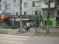 Новости » Общество: Дорожное ограждение по Сморжевского в Керчи покрасили