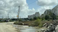 Больше месяца на Индустриальном шоссе в Керчи не могут устранить течь