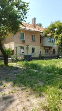 Новости » Общество: На доме по Казакова, 46 в Керчи демонтируют старую кровлю