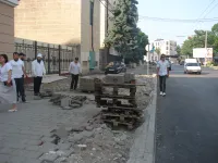 Новости » Общество: По улице Свердлова в Керчи полностью демонтируют плитку на тротуаре