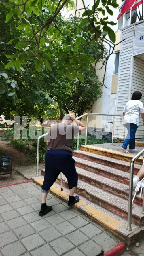 У второй больницы в Керчи сухая ветка упала на голову пожилому человеку