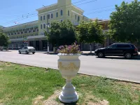 Новости » Общество: У морвокзала Керчи привели в порядок вазоны для цветов