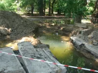 Новости » Общество: На улице Суворова в Керчи яма с водой разрыта несколько дней