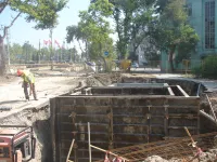 У дома по Борзенко, 2 готовятся закрывать узлы нового водовода
