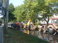 На улице Борзенко в Керчи ликвидируют порыв на магистральном водоводе