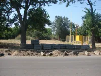 Новости » Общество: На Кирова в Керчи укладывают бордюры