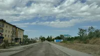 Новости » Общество: В Керчи продолжают снимать асфальт на дорогах города