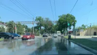 Новости » Общество: В центре Керчи по Кирова бежит поток воды