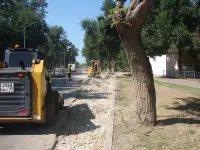 Новости » Общество: На дороге по Казакова в Керчи делают новые парковки