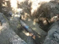 На улице 12 Апреля заменили кусок трубы на старом водоводе