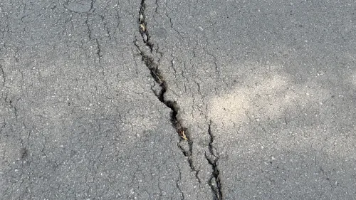 Новости » Общество: Подрядчику грозят претензии за трещины на новом тротуаре в Керчи