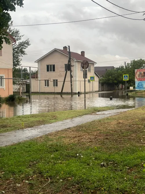 Стихия разгулялась ночью в Керчи: дороги в воде, деревья на дороге