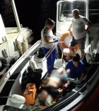 В Крыму подводного охотника спасли с помощью фанеры и матраса