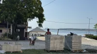 Новости » Общество: На тротуаре вдоль набережной Керчи начали укладывать плитку