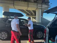 Новости » Общество: На автоподходах к Крымскому мосту со стороны Керчи продолжают раздавать воду