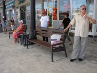На платформе автовокзала Керчи завершили установку новых скамеек и урн