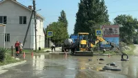 Новости » Коммуналка: Порыв на водопроводе в Керчи: на Фрунзе и Шевякова разрыли дорогу