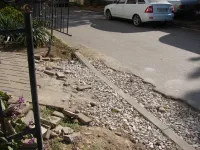 Новости » Общество: Жители района Сморжевского ждут асфальтировки съездов с разрушенных тротуаров