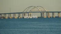 Новости » Общество: Очередь на Крымский мост со стороны Керчи держит планку в более 1000 авто вторые сутки