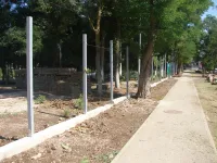 На территории керченского МСРЦН делают новое ограждение