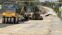 На Чкалова продолжаются работы по асфальтированию траншеи