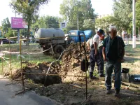 Новости » Общество: У дома по Войкова, 23 в Керчи ликвидируют порыв водовода