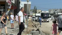Новости » Общество: На платформе автовокзала Керчи начали демонтировать плитку