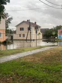Стихия разгулялась ночью в Керчи: дороги в воде, деревья на дороге