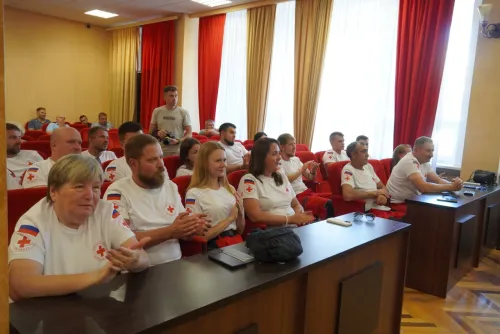 Новости » Общество: Керченским волонтерам, помогающим людям в очередях на Крымский мост, вручили городские награды