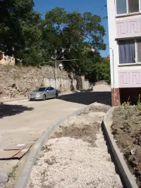 Новости » Общество: В Керчи приводят в порядок придомовую территорию дома по Советской, 7