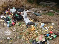 Внутри квартала по Розы Люксембург, 5 в Керчи нерадивые жители бросают мусор на старое место