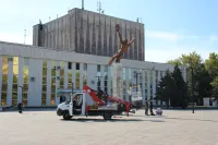 Новости » Общество: У ДК «Корабел» восстанавливают подсветку памятника корабелам