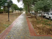 В Керчи на аллее к школе № 26 почти полностью уложили тротуар