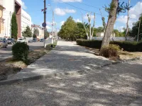 В Керчи до завершения обустройства тротуара со стороны набережной осталось совсем немного