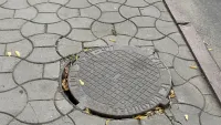 В люк на улице Театральной могут провалиться люди