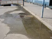 Новости » Коммуналка: Порыв водовода на Борзенко в Керчи водоканал не волнует уже 4 месяца