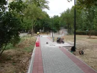 Новости » Общество: На керченской аллее к школе №26 увеличиваются погонные метры уложенного тротуара