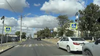 Около школы-гимназии №1 керчане заставляют машинами одну полосу дороги