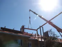 На доме по улице Славы, 15 в Керчи капитально ремонтируют кровлю