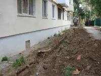 Новости » Общество: Разрытая водоканалом траншея у дома по Всесоюзной, 5 в Керчи стоит уже месяц