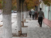 Новости » Общество: На улице Козлова в Керчи по одной стороне участка сделан новый тротуар