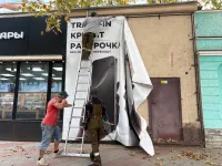 На Ленина в Керчи с фасадов зданий демонтировали незаконную рекламу