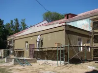 В школе №17 Керчи фасад здания спортзала преображается на глазах