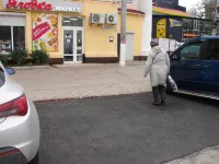 В Керчи на парковке у дома по улице Славы, 25 залатали все дыры