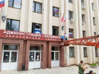 Новости » Общество: Сегодня в Керчи на Школе искусств им. Романа Сердюка меняли вывеску