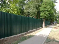 Новости » Общество: Обширную территорию ценра реабилитации для несовершеннолетних в Керчи обнесли сплошным высоким забором